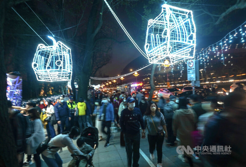 圖為台灣燈會12日晚間國父紀念館周邊人潮。（中央社檔案照片）