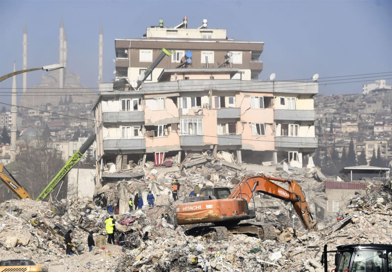 圖為13日土耳其南部城市卡拉曼馬拉斯城災區畫面。（共同社）