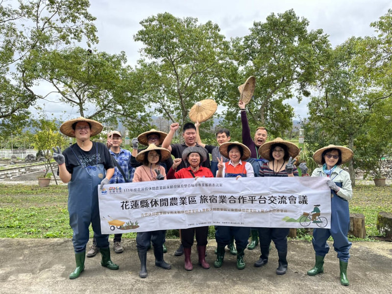 媒合在地特色休閒農業區與旅宿業，花蓮縣政府舉辦合作平台交流會議，鼓勵以永續為主軸，藉由特色農產、農遊等多元角度，共創商機。（花蓮縣政府提供）中央社記者李先鳳傳真  112年2月16日