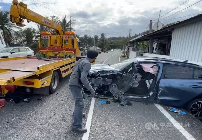 台東台11線海岸公路16日下午發生自小客車對撞遊覽車事故，自小客車車身毀損嚴重，駕駛受困車內重傷，警消救出後緊急將人送醫。中央社記者盧太城台東攝  112年2月16日