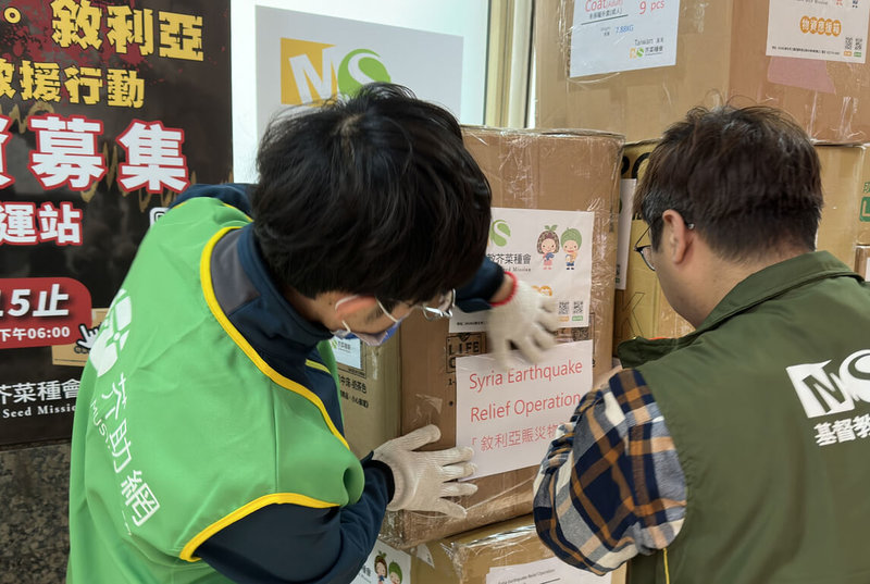 基督教芥菜種會為土敘兩國強震募集救災物資，首批13日出境，但因敘利亞境內衝突不斷，難以送進災區，所幸經國際組織協助，20日將先空運黎巴嫩首都，隔天隨車與當地教會救援團隊一同進入送抵敘利亞災區。（芥菜種會提供）中央社記者楊淑閔傳真  112年2月16日