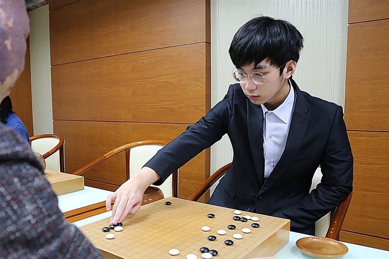 21歲的職業9段棋士許皓鋐表示，他所追求的不只是棋盤上的勝負，更希望像日本知名漫畫「棋靈王」一樣，下出「神乎其技的一手」。 （海峰棋院提供）