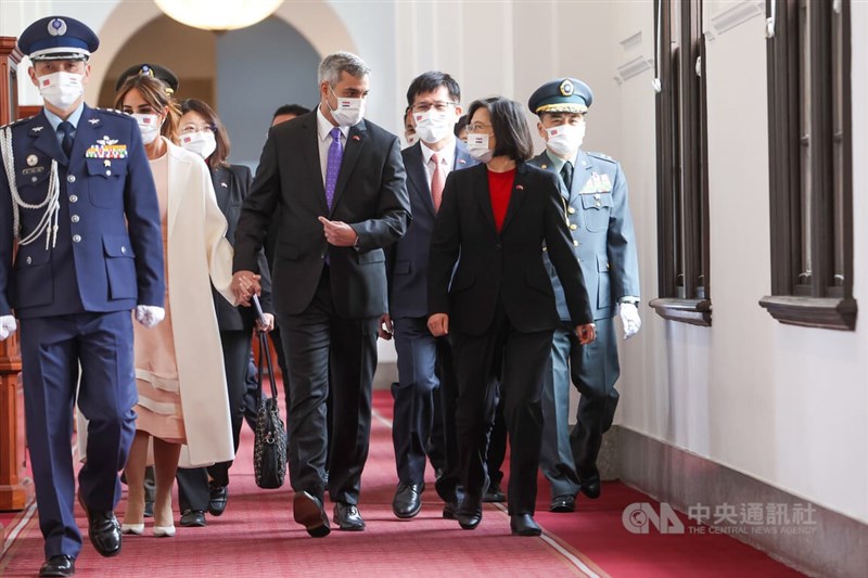 總統蔡英文(前右)16日在總統府府前廣場以軍禮歡迎巴拉圭共和國總統阿布鐸(前右2)所率訪問團,隨後前往府內進行雙邊會晤。中央社記者吳家昇攝 112年2月16日