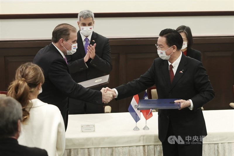 外交部長吳釗燮（前右）與巴拉圭外交部長阿里歐拉（Julio César Arriola）（前左）16日在總統府簽署合作協定，兩人握手致意。中央社記者吳家昇攝 112年2月16日