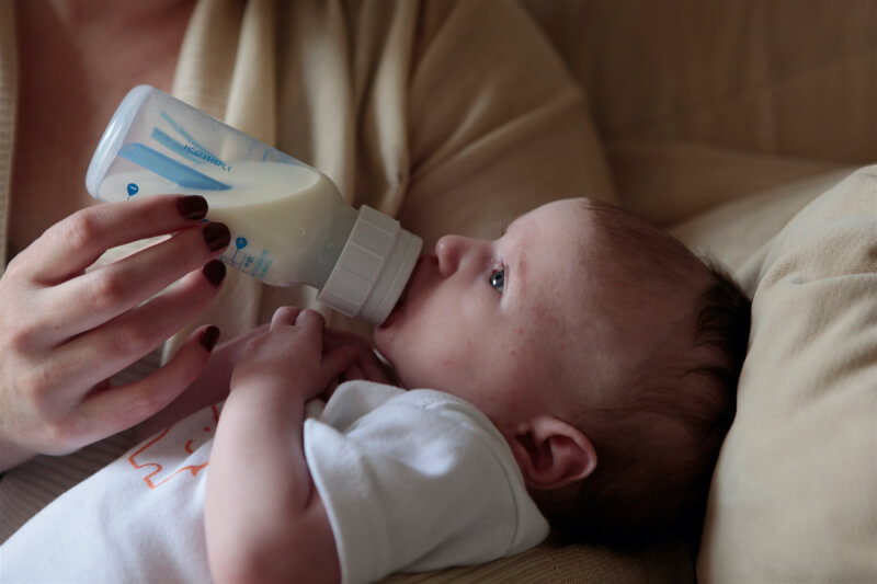 研究顯示，全球嬰兒配方奶粉廣告中的健康主張，絕大多數都沒有嚴格的科學證據，這促使研究人員疾呼，作為母乳替代品的配方奶應以素面包裝販售。（示意圖／圖取自Unsplash圖庫）