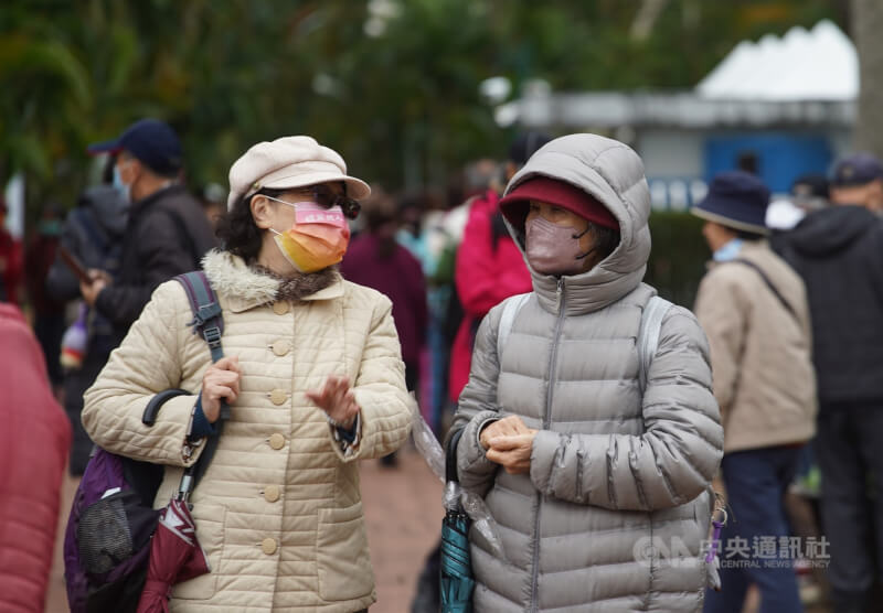 氣象局20日表示，21日至22日清晨台南以北低溫約攝氏13至15度。圖為台北市士林區，民眾上午穿上厚外套加強保暖。（中央社檔案照片）