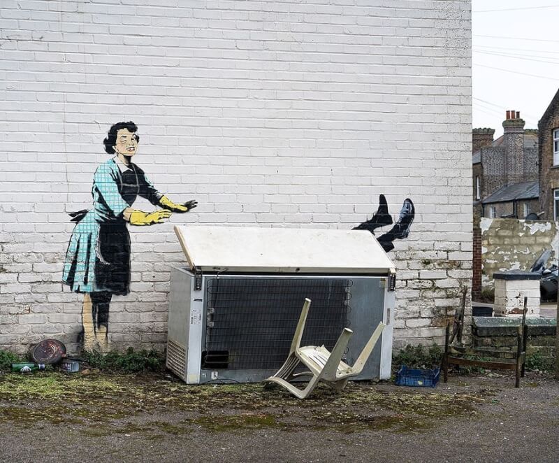 英國塗鴉大師班克西最新創作14日出現在英格蘭馬蓋特鎮，描繪一名家庭主婦似乎正在將她的伴侶推入冷凍櫃中。（圖取自instagram.com/banksy）