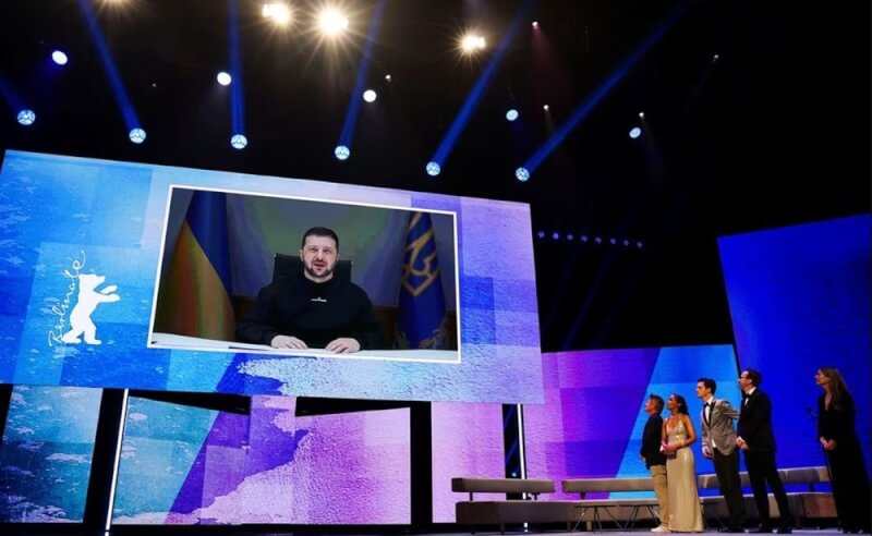 烏克蘭總統澤倫斯基16日在第73屆柏林影展開幕式發表演說，將俄羅斯入侵烏克蘭一事與柏林圍牆相提並論，呼籲電影人在自由與暴政的戰鬥之間選邊站。（路透社）