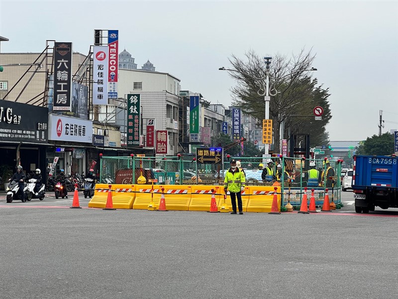 亞運龍舟金牌國手陳俞安16日騎車時意外摔進污水下水道工程工作井身亡，桃園市水務局在工程迎車面增設紐澤西護欄，加強防護，避免憾事重演。（桃園市水務局提供）中央社記者葉臻傳真 112年2月17日