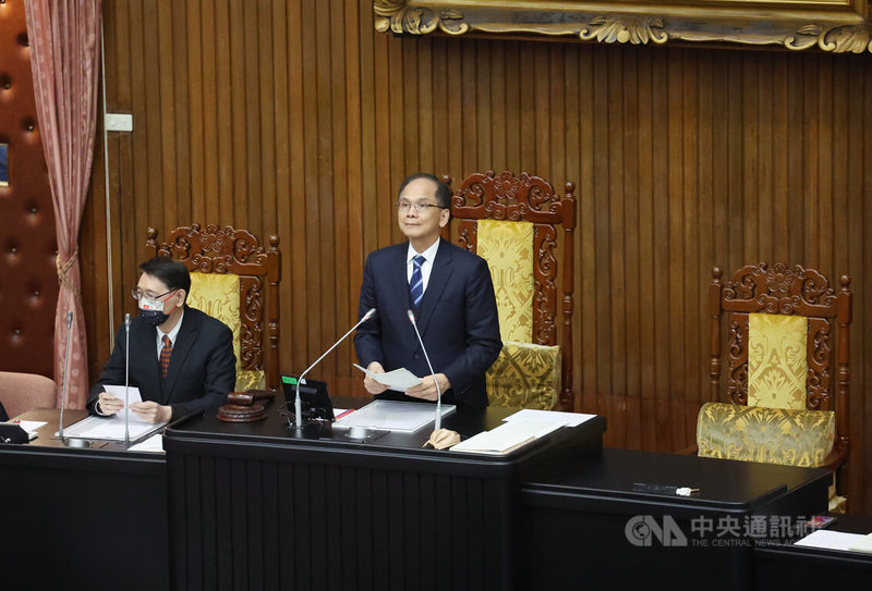 立法院新會期17日開議，邀請行政院長陳建仁列席施政報告，但在國民黨團杯葛下，陳建仁無法上台；立法院長游錫堃（右）約在上午11時30分左右進入議場，宣布開會，處理報告事項議程，並在報告事項處理完畢後宣布休息。左為立法院祕書長林志嘉。中央社記者王飛華攝 112年2月17日