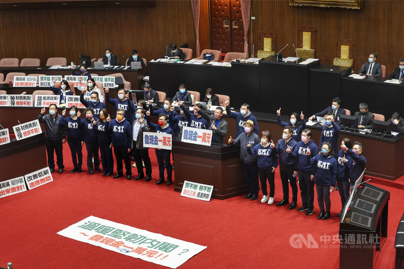 立法院新會期17日開議，邀請行政院長陳建仁列席施政報告並備質詢；但國民黨立委林為洲等人占據發言台，高喊「發現金1萬元」。中央社記者王飛華攝 112年2月17日