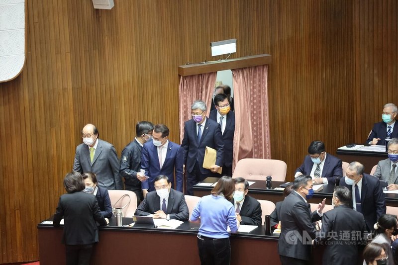 立法院新會期17日開議，行政院長陳建仁（後左4）首度列席院會提出施政報告，並備質詢。圖為陳建仁由民進黨立法院黨團總召柯建銘（後左）等人陪同進入議場。中央社記者王飛華攝 112年2月17日