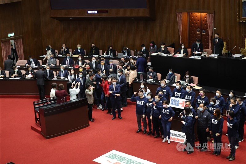 立法院新會期17日開議，邀請行政院長陳建仁列席施政報告並備質詢；立法院長游錫堃宣布開會後，民進黨立委站在備詢台、官員席周邊，國民黨立委則站在發言台附近，雙方人馬並未發生衝突。中央社記者王飛華攝 112年2月17日