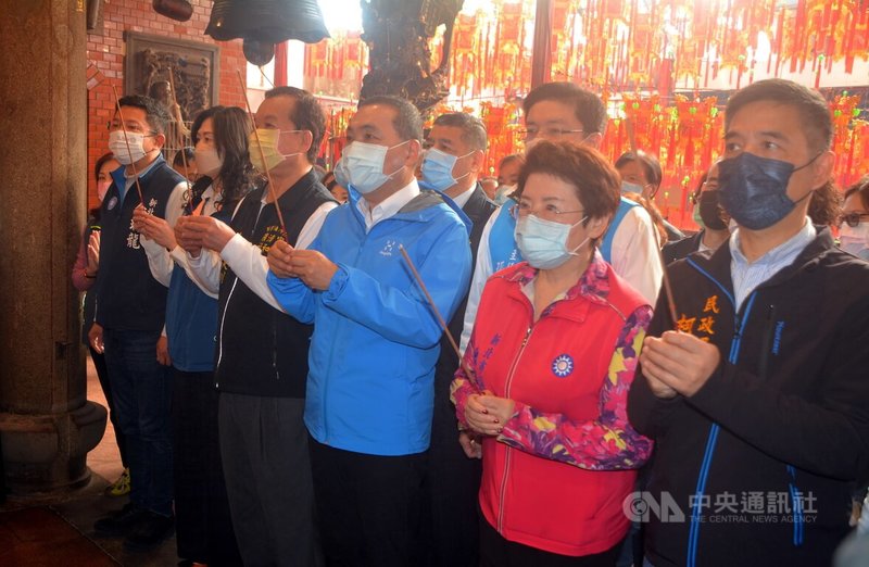 新北市長侯友宜（前右3）17日上午到中和區福和宮參香祈福，致詞時強調，將繼續致力基層建設，不分黨派團結地方。中央社記者黃旭昇新北攝  112年2月17日