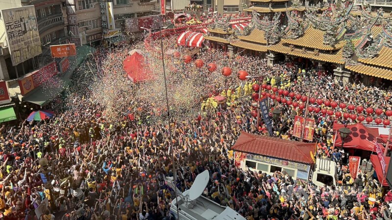 2023苗栗縣通霄鎮白沙屯拱天宮媽祖12日凌晨出發，媽祖鑾轎17日抵達雲林縣北港朝天宮，數萬民眾夾道齊呼「進喔」，鑾轎以衝百米的速度3進3退進廟，場面壯觀。中央社記者姜宜菁攝 112年2月17日