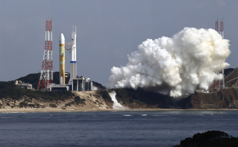 最新主力火箭H3一號機原訂17日上午從鹿兒島縣種子島太空中心發射升空，但火箭的發射台冒起白煙後，H3一號機機體卻未發射升空。（共同社）