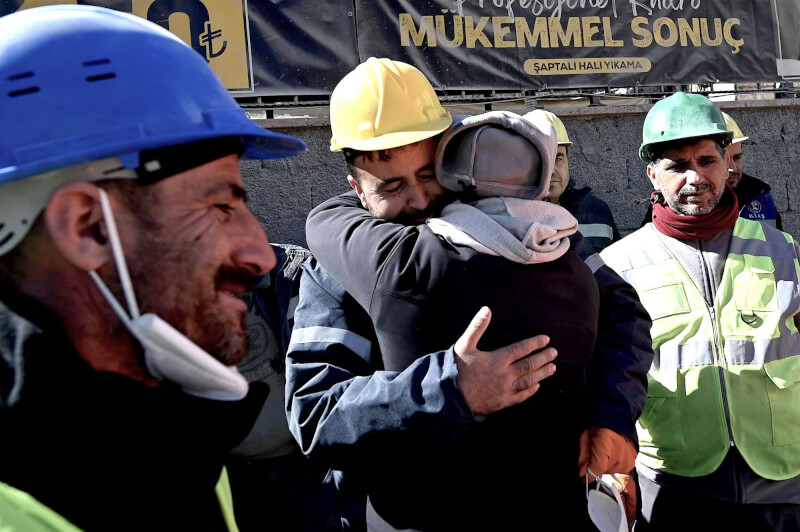 土耳其強震後11天，救難人員16日從瓦礫堆中救出17歲少女歐梅茲，她的舅舅流淚一一擁抱救難人員。（法新社）