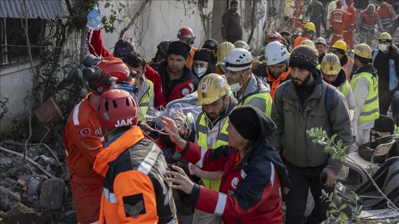 土耳其強震發生超過228小時，救難人員15日在安塔基亞一棟倒塌公寓中，救出一名婦女艾拉和她的兩名孩子。（安納杜魯新聞社）
