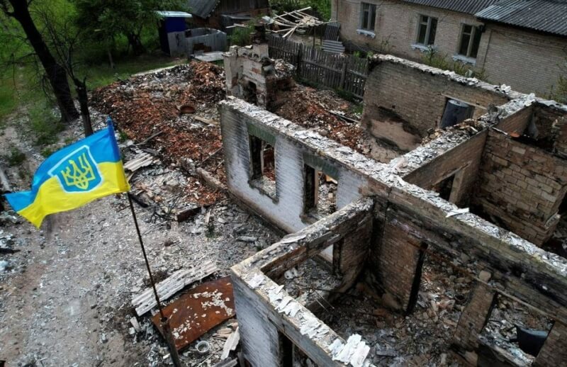 圖為去年5月烏克蘭莫遜鎮遭俄軍砲轟。（路透社）