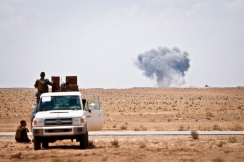 圖為2018年5月13日，敘利亞民主力量看著聯軍空襲擊中伊拉克與敘利亞邊境的伊斯蘭國據點。（圖取自美軍網頁army.mil）