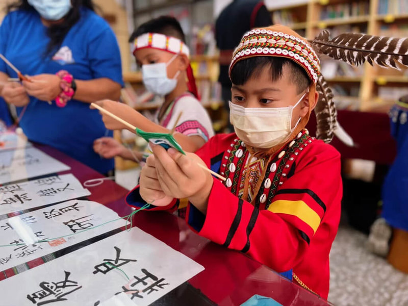 教育部推動原住民重點學校校際交流，鼓勵學生認識彼此民族文化，營造跨校的族群互動網絡。（教育部提供）中央社記者陳至中台北傳真  112年2月18日