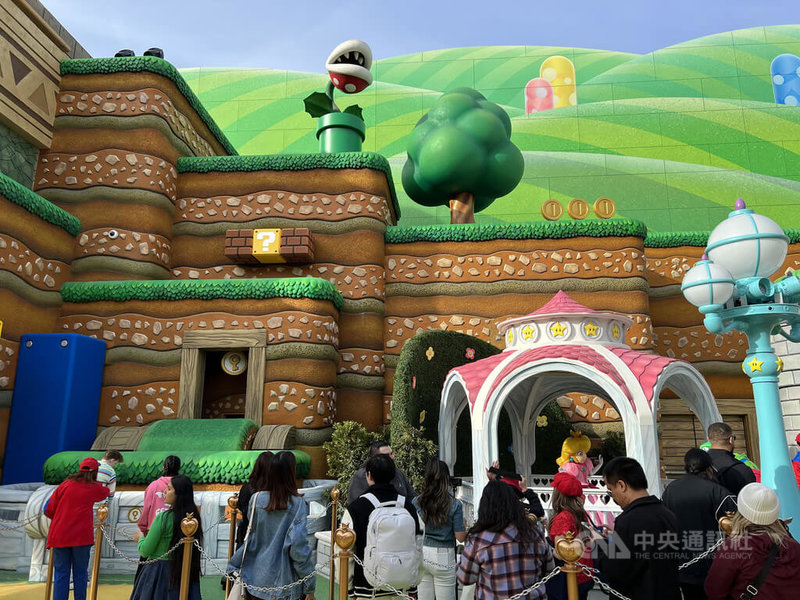 洛杉磯主題樂園好萊塢環球影城（Universal Studio Hollywood）內的超級任天堂世界（Super Nintendo World）17日開幕，還原電玩遊戲中瑪利歐兄弟的虛擬世界。中央社記者林宏翰洛杉磯攝 112年2月18日