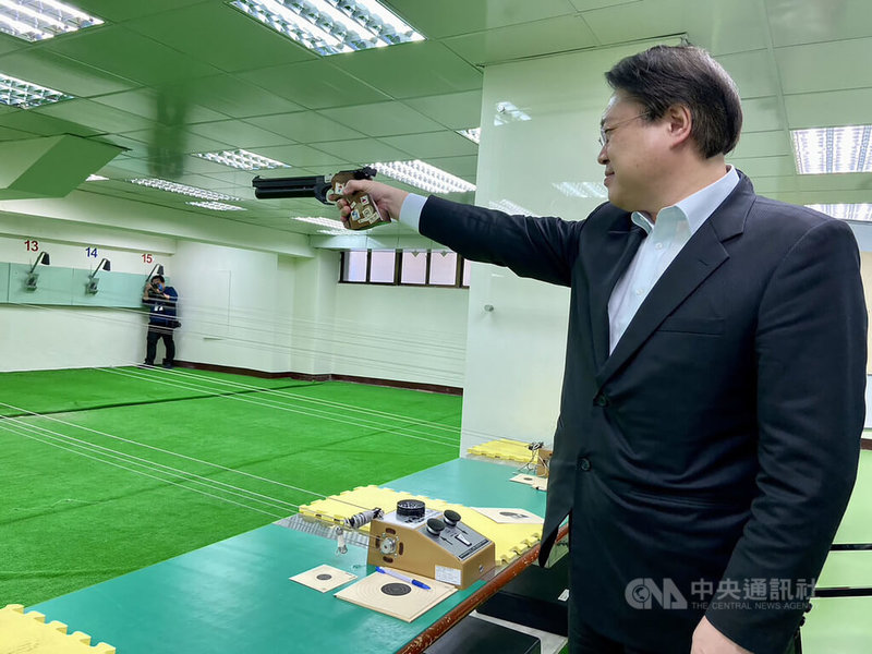 內政部長林右昌18日前往台灣警察專科學校視察情境模擬射擊訓練靶場，並在教官指導下，首次實際體驗空氣槍打靶。中央社記者陳俊華攝  112年2月18日