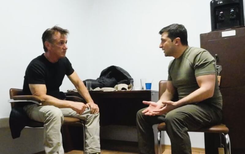 2022年2月24日晚間，烏克蘭總統澤倫斯基（右）抽空接見美國演員西恩潘（左）。（圖取自柏林影展網頁berlinale.de）