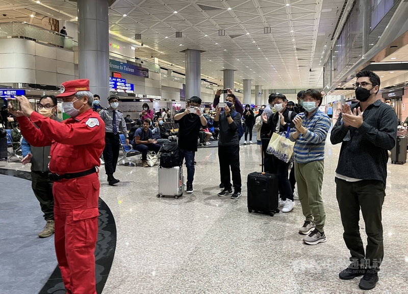 日前赴土耳其協助震災救援任務的中華民國搜救總隊18日收隊歸國，在桃園國際機場受到民眾鼓掌致意，也有人高喊「辛苦了！謝謝你們」。中央社記者葉臻攝 112年2月18日