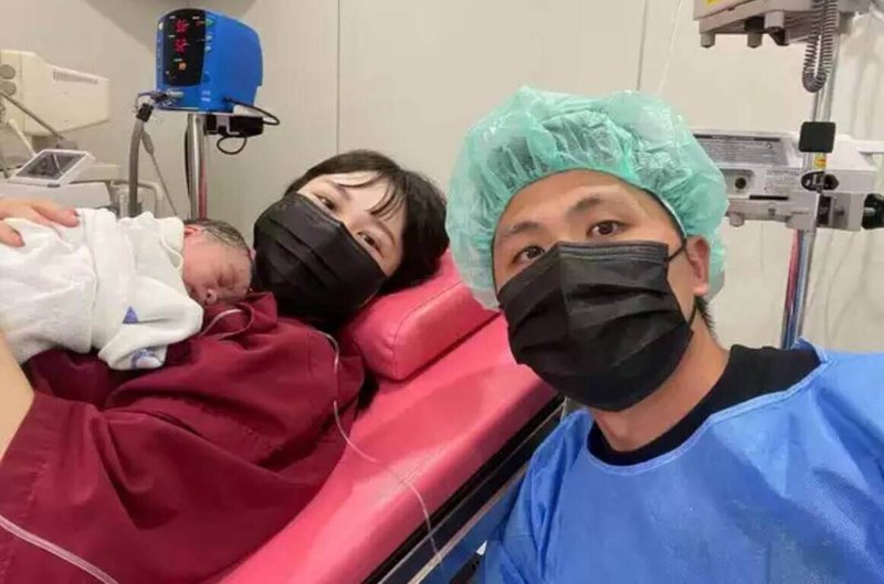 世界棒球經典賽台灣隊左投陳仕朋（右）17日在熱身賽先發後就馬上到醫院陪產，迎接兒子誕生，18日在社群媒體公布好消息。（中華職棒提供）中央社記者楊啟芳傳真  112年2月18日