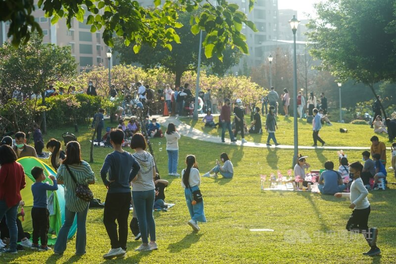 中央氣象局預報，18日全台都是可見陽光的溫暖天氣。圖為民眾在台北市東湖樂活公園遊玩。（中央社檔案照片）