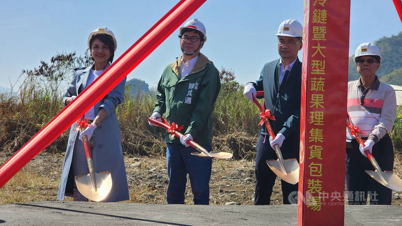 高雄六龜冷鏈理集貨包裝場18日舉辦動土典禮，高雄市長陳其邁（左2）、農委會主委陳吉仲（右2）及民進黨立委邱議瑩（左）等人出席執鏟。中央社記者洪學廣攝  112年2月18日