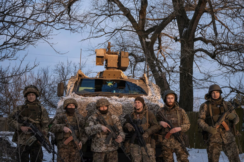 圖為16日駐守鄰近巴赫姆特的頓內茨克地區烏克蘭部隊。（路透社）