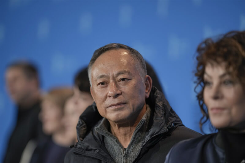 香港導演杜琪峯（前左）16日在柏林影展記者會上發聲，指獨裁者對付電影，籲全球爭取自由的國家及人民支持電影，因為電影代人民發聲。（美聯社）