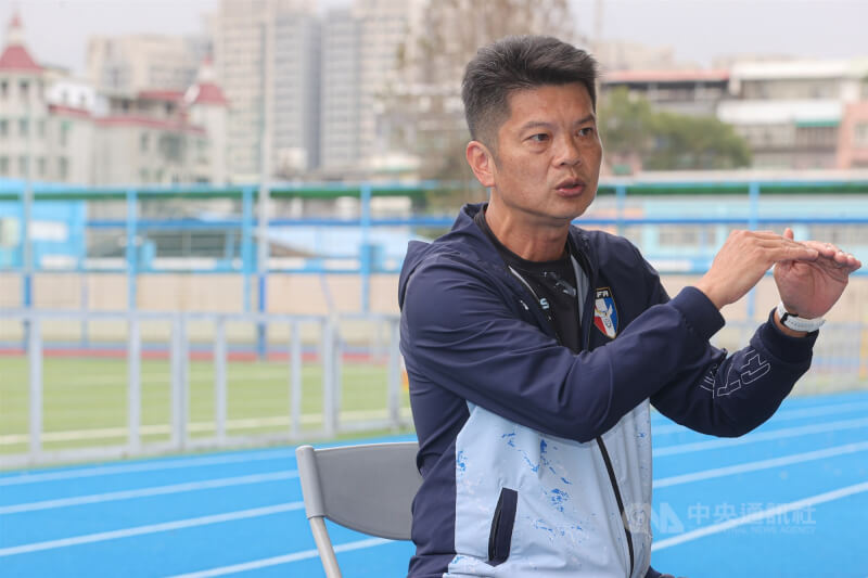 現年53歲的顏士凱2012年首任台灣女足總教練，2018年臨危受命接掌兵符，4年後又回到國家隊，首要任務除率隊踢進世界盃外，也期盼在附加賽踢出精彩內容作為示範。中央社記者鄭清元攝 112年2月18日