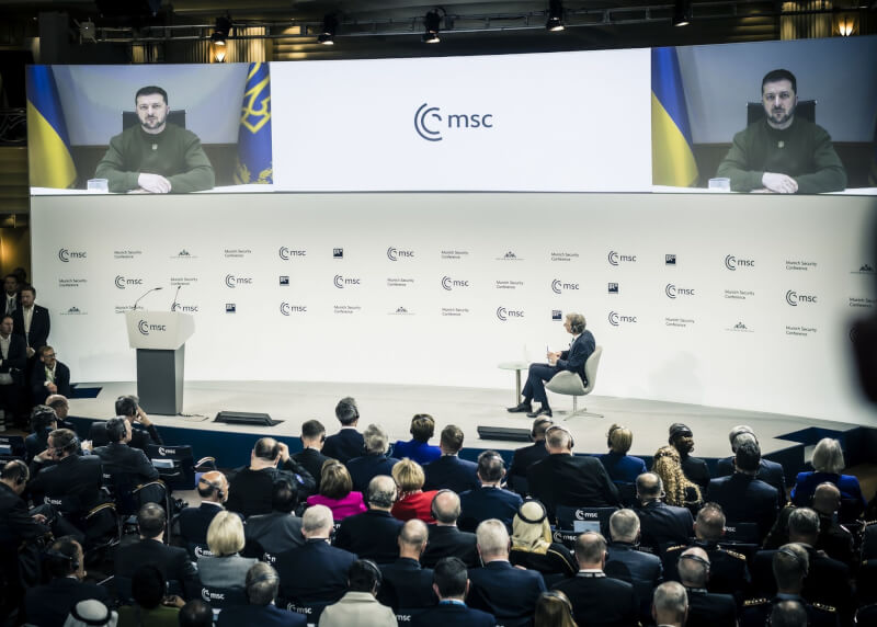 全球最重要外交和安全論壇慕尼黑安全會議17日開幕。圖為烏克蘭總統澤倫斯基（上）進行開幕演講。（圖取自慕尼黑安全會議網頁securityconference.org）
