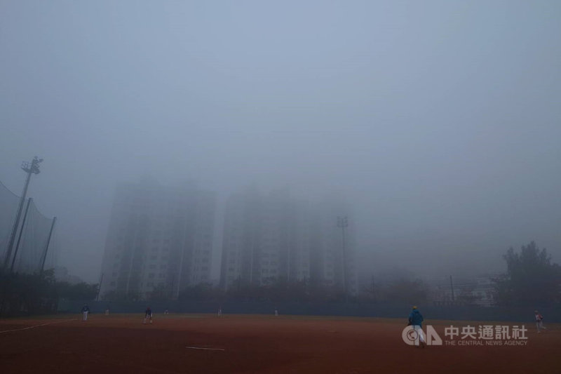 台灣西半部19日清晨出現濃霧，上風處污染累積造成台南地區空氣品質不佳，多處地區視線不佳。中央社記者楊思瑞攝  112年2月19日