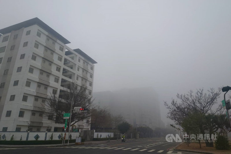 台灣西半部19日清晨出現濃霧，上風處污染累積造成台南地區空氣品質不佳，市區不少地方一片白茫茫，市府提醒民眾做好自我防護。中央社記者楊思瑞攝  112年2月19日