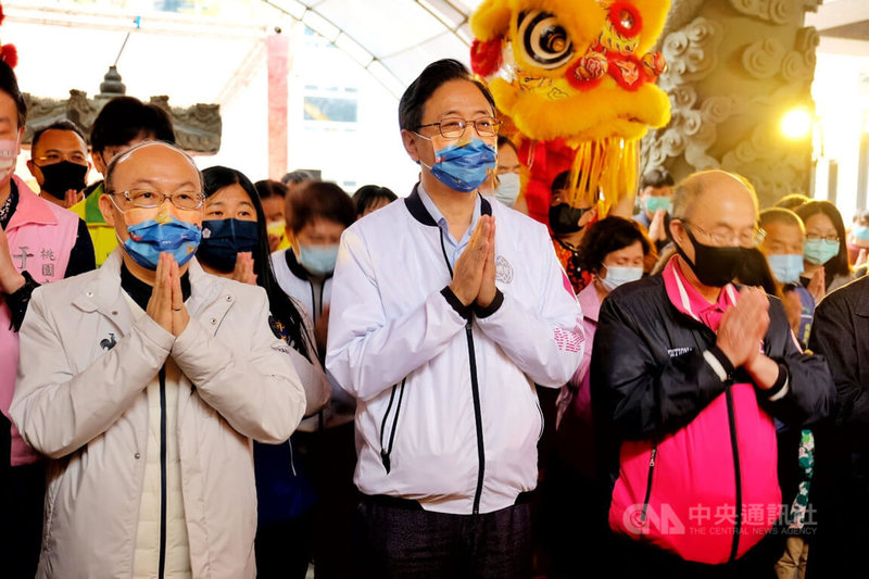 桃園市文化基金會表示，國曆2月21日、農曆2月2日是土地公的「頭牙」大日，也是桃園市土地公文化館6週年館慶，館方19日特別邀請蘋果劇團與聲五洲掌中劇團客製化土地公文化故事與民眾互動，市長張善政（前中）出席。中央社記者吳睿騏桃園攝  112年2月19日