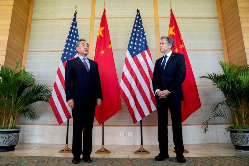 美國國務卿布林肯（右）與中共中央外事工作委員會辦公室主任王毅在慕尼黑安全會議場邊會晤。圖為兩人2022年7月9日在印尼峇里島會面。（Stefani Reynolds/Pool via 路透社）