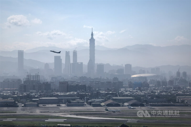 圖為18日從台北大直鳥瞰市區與松山機場一景。（中央社檔案照片）