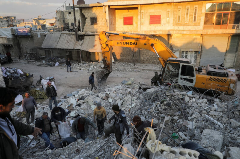 土耳其和敘利亞強震已累計4萬6000多人喪生，估計死亡人數還會攀升。圖為15日敘利亞民眾在反抗軍所控制的災區搜救。（路透社）
