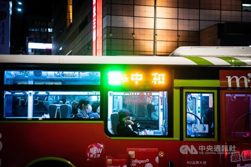 圖為民眾戴口罩搭乘台北市區公車。（中央社檔案照片）