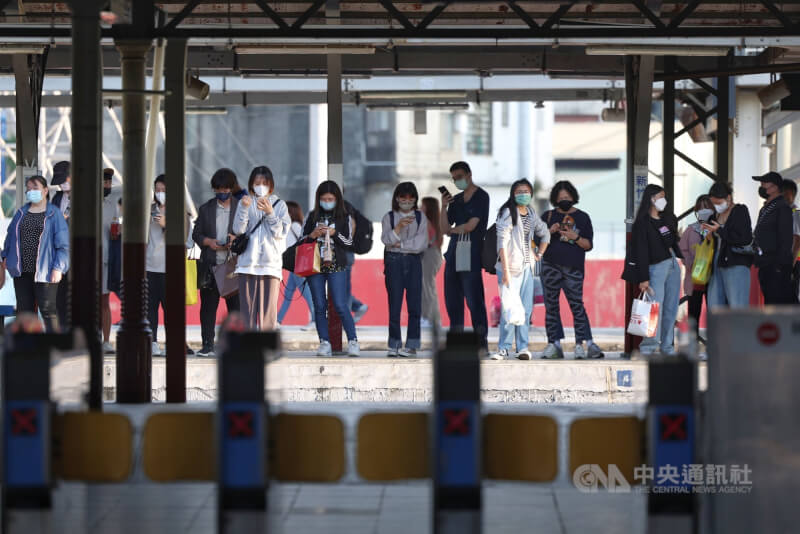 國內20日起鬆綁室內戴口罩規定。圖為民眾戴口罩在新竹火車站候車。（中央社檔案照片）