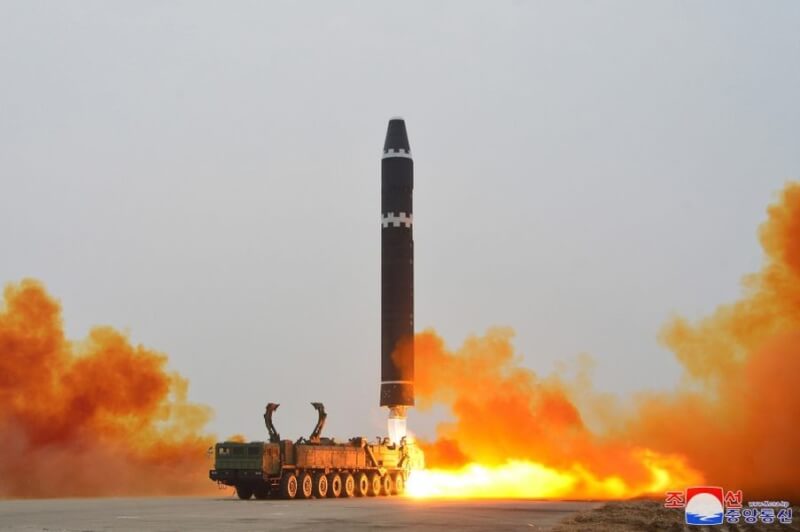 圖為北韓18日在「突發試射演習」中，朝日本西岸外海發射一枚火星-15洲際彈道飛彈。（圖取自北韓中央通信社網頁kcna.kp）