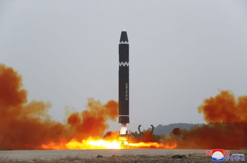 北韓18日朝東方發射的洲際彈道飛彈（ICBM）級飛彈，落在日本專屬經濟區，北韓官媒中央通信社19日發布照片。（圖取自北韓中央通信社網頁kcna.kp）