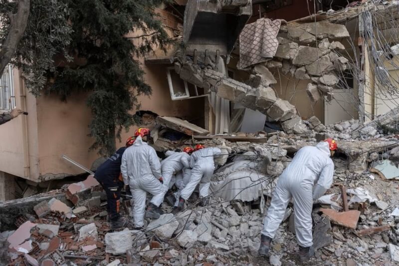 土耳其哈泰省搜救人員18日持續在瓦礫堆中搜尋生還者。（路透社）