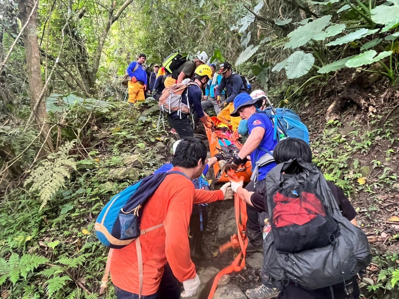 3名山友相約攀登清水斷崖上的大同大禮步道，其中一名女山友在大禮步道途中扭傷腳踝，又碰上下雨迷途且裝備不足，消防局獲報出動警義消共20人搜救，接駁搬運下山送醫。（花蓮縣消防局提供）中央社記者李先鳳傳真  112年2月20日