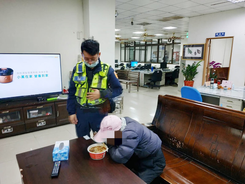 台中市南屯區向上路五段20日驚見7旬老翁徒步走在快車道上，警方據報趕到現場協助老翁脫困，先送到派出所安置，提供熱茶及熱呼呼泡麵給予充飢，並協助聯繫家屬。（警方提供）中央社記者郝雪卿傳真  112年2月20日