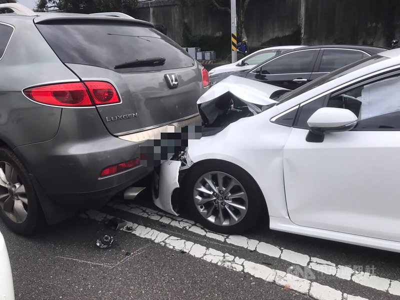 台北市警察局中山分局20日下午獲報在港墘路、堤頂大道二段路口發生交通事故，根據警方調查，黃姓肇事女駕駛行經案發路段時，不明原因追撞前方3輛停等紅燈的汽車，黃女及同車乘客受輕傷，另遭撞3車幸無人傷；經檢測發現黃女酒測值超標，依法送辦。（翻攝照片）中央社記者黃麗芸傳真 112年2月20日